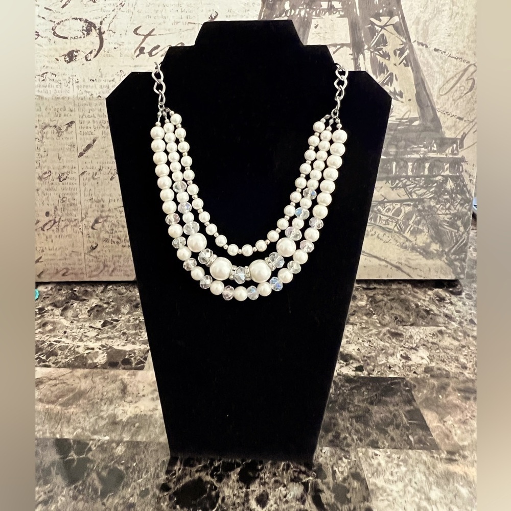Elegant Pearl Necklace EUC - Picture 2 of 7